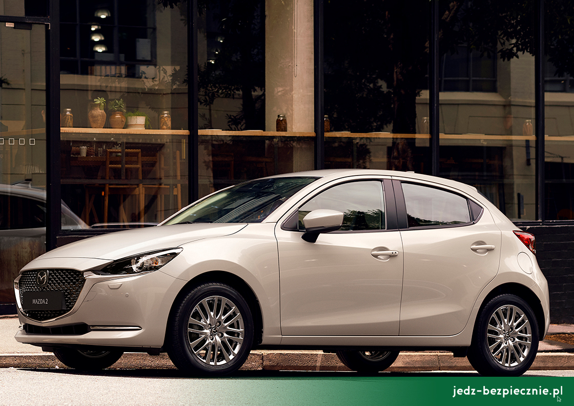 Premiera tygodnia - Mazda 2 RM 2022 - przód auta w kolorze Platinum Quartz